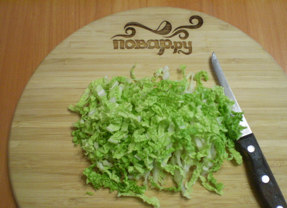 1. Этап. Салат из пекинской капусты с кукурузой: Тонко нашинкуйте пекинскую капусту.