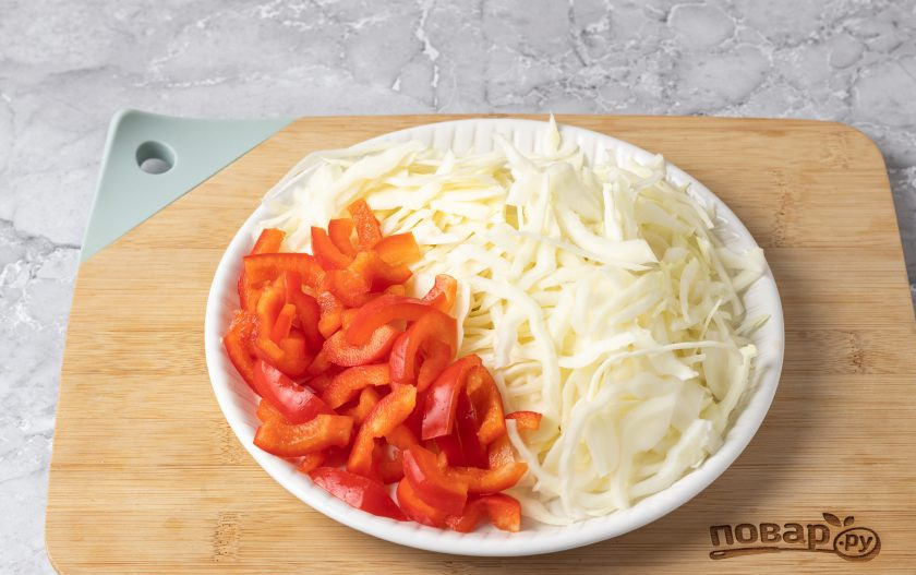 1. Этап. Борщ без мяса без зажарки со свеклой: Капусту тонко нашинкуйте, а сладкий перец порежьте на небольшие ломтики.