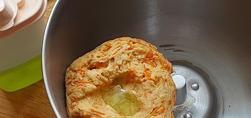 1. Этап. Морковные пироги с индейкой: Потом добавляю масло и еще замес 5 минут. Оставить тесто расстаиваться примерно на час. У меня это тестомес, режим ферментации. Разумеется, тесто замешивать и расстаивать можно как привыкли.