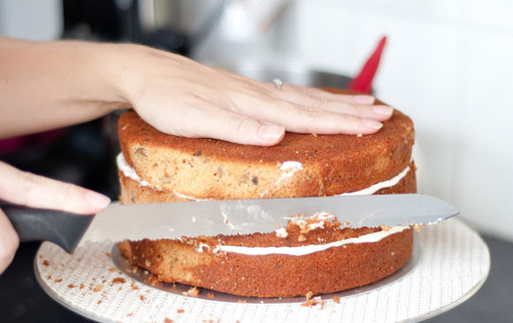 1. Этап. Вкусный торт с орехами: 2. Выпекаем три одинаковых коржа по 20 минут каждый при 180 градусах в духовке. Делаем крем: смешаем оставшееся масло, ванилин, сахар и кленовый сироп. Последними добавим взбитые сливки. Желательно крем смешивать в миксере, не останавливаясь по мере добавления каждого нового ингредиента. Так он получится идеально нежным. Промазываем остывшие коржи и складываем их друг на друга.