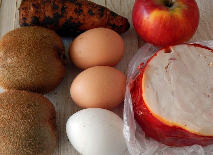 1. Этап. Салат с киви и ветчиной: Подготовьте на стол все ингредиенты, которые понадобятся для приготовления салата. Заранее отварите морковь и яйца.