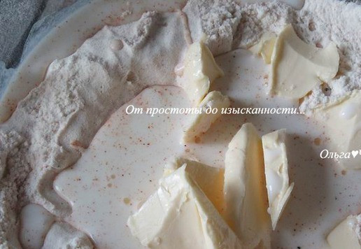 1. Этап. Сырное печенье с паприкой и кунжутом: Добавьте размягченное сливочное масло и молоко, разотрите.