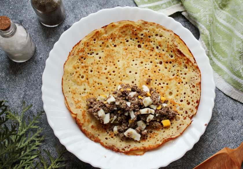 1. Этап. Вкусные блины с легким: Разложите начинку по блинам на один край. Сверните блины конвертиком или рулетиком, подвернув края.