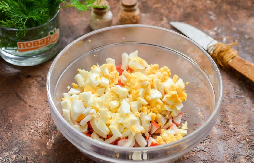 1. Этап. Салат Нептун с красной икрой: Куриные яйца почистите и нарежьте кубиками, добавьте яйца к остальным ингредиентам.