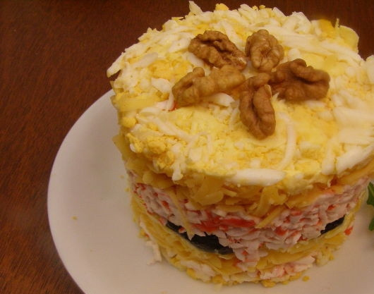 1. Этап. Салат Любимый с черносливом: Украсьте салат 