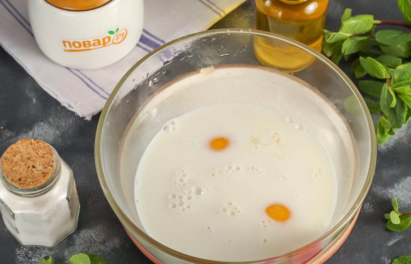 1. Этап. Блинная кутья с маком, изюмом и орехами: Куриные яйца вбейте в глубокую емкость, всыпьте соль, сахарный песок и влейте молоко. Аккуратно взбейте все венчиком.