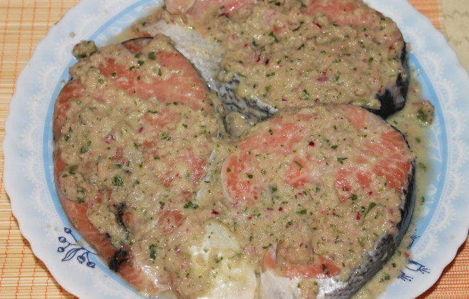 1. Этап. Имбирный лосось с манго-гриль и брусничным соусом: Смазать маринадом стейки лосося и оставить на 10 минут мариноваться