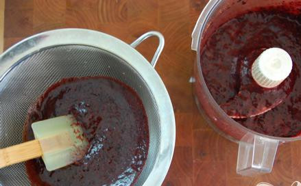 1. Этап. Чернично-лаймовый соус: 3. Подождать, пока черничная масса остынет, поместить в кухонный комбайн и смешать до однородной массы.