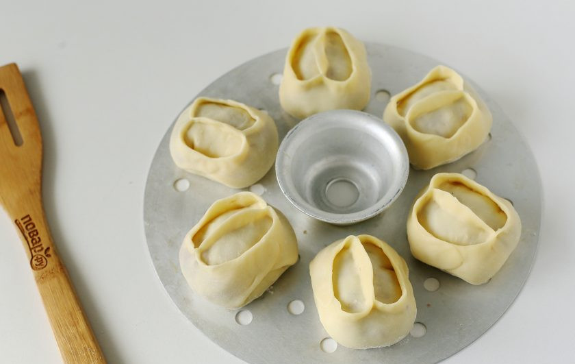 1. Этап. Диетические манты: Таким образом сформируйте все манты и выложите их на смазанную маслом решетку пароварки или мантоварки. Готовьте на пару после закипания около 40 минут.