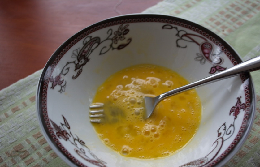 1. Этап. Суп затирка с мясом: В другой миске взбить 1 яйцо со щипкой соли.