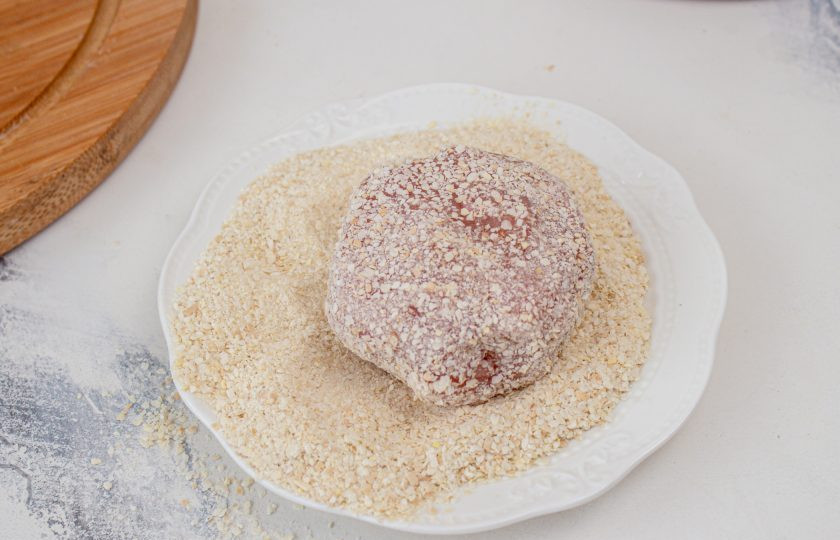 1. Этап. Куриные котлеты с сыром в мультиварке: Каждую заготовку обваляйте в панировочных сухарях.