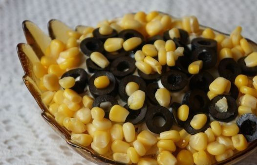 1. Этап. Салат с сухариками, курицей и помидорами: Для украшения салата можно оставить несколько кусочков помидор, использовать зелень. У меня оказалось небольшое количество консервированной кукурузы - ею я и украсила салат.