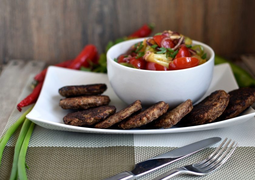 1. Этап. Котлеты из печени с овсяными хлопьями: Такие котлеты не нуждаются в гарнире, подавать их лучше с салатом из свежих овощей.