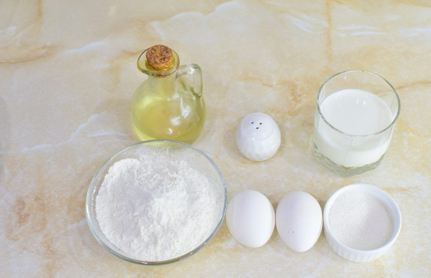 1. Этап. Блины на сливках: Для приготовления блинов подготовьте необходимые ингредиенты. Муку заранее просейте через сито, чтобы насытить её кислородом.