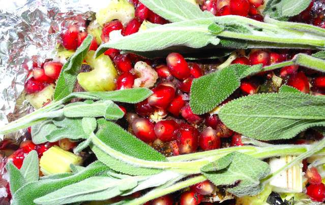 1. Этап. Говядина с гранатом: Утром мясо выкладываем в форму, выстланную фольгой. Заливаем немного маринадом. Сверху кладем сельдерей, шалфей, гранатовые зерна, сбрызгиваем оливковым маслом. Закрываем сверху фольгой и ставим в духовку на 40 минут при температуре 180 градусов.