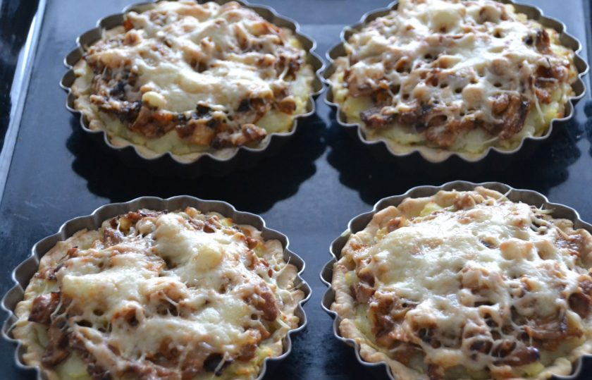 1. Этап. Тарталетки с лисичками: Выпекайте тарталетки в духовке 25-30 минут при температуре 180-200 градусов.