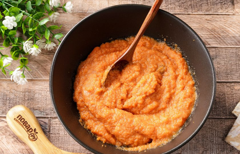 1. Этап. Литовская морковная запеканка Морку апкяпасс: Перемешайте.