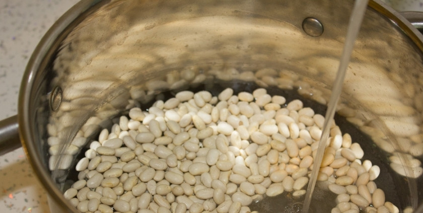 1. Этап. Суп-пюре из фасоли: 1. Рецепт приготовления супа-пюре из фасоли начинается с замачивания фасоли на 8-10 часов в холодной воде. Затем ее следует отварить в слегка подсоленной воде до готовности - около 1.5 часов.