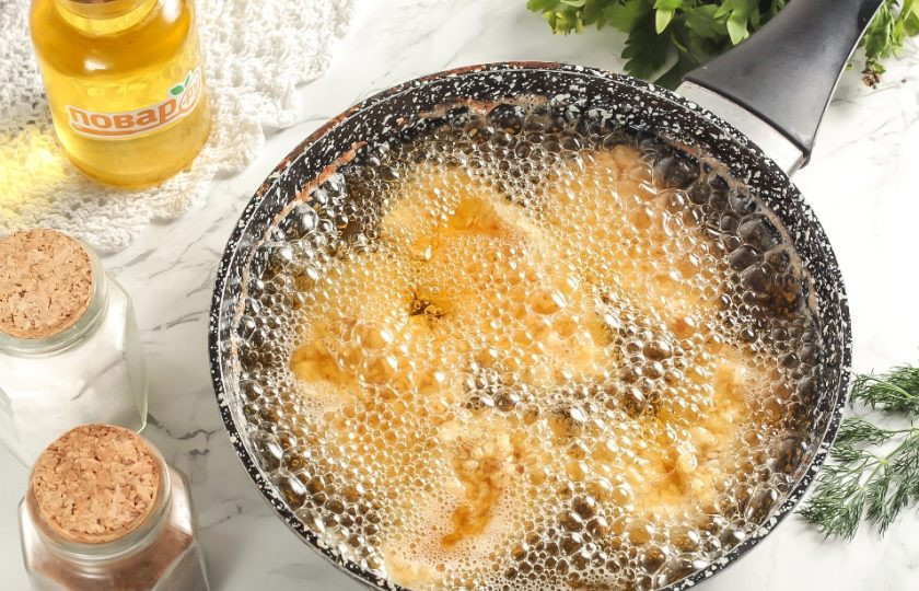 1. Этап. Наггетсы на сковороде: Выложите заготовки в разогретое масло и обжарьте с обеих сторон по 3-4 минуты. Чем толще нарезка, тем дольше она будет обжариваться.