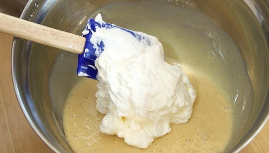 1. Этап. Крем для эклеров со сгущенкой: 4. Сперва добавьте в сгущенку примерно треть сливок.