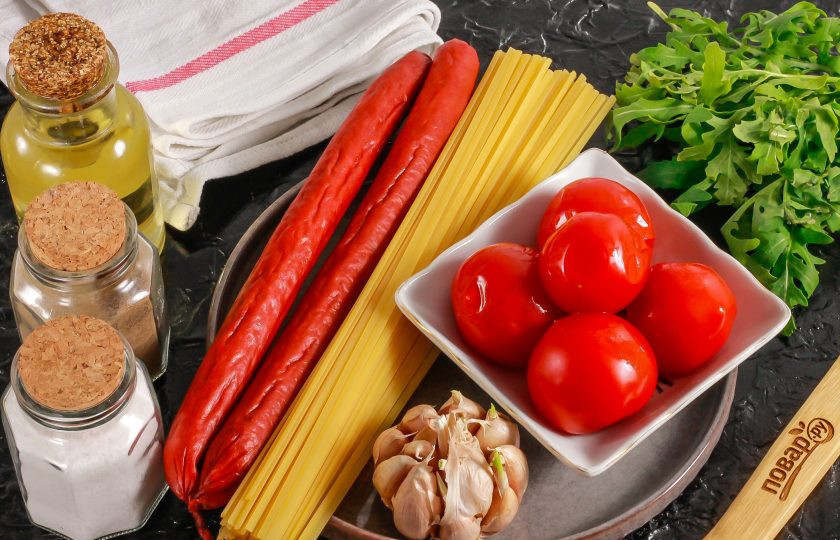 1. Этап. Макароны с охотничьими колбасками: Подготовьте указанные ингредиенты. Макароны можно выбрать любые, главное — варить их столько времени, сколько указано на пачке с продукцией.