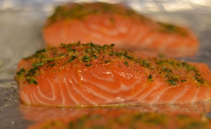 1. Этап. Кета, запеченная в духовке: Получившимся маринадом обмазываем кусочек кеты. Оставляем при комнатной температуре на 10 минут, чтобы кета замариновалась. Затем ставим в духовку, разогретую до 180 градусов, и запекаем 10-15 минут (точное время зависит от величины куска кеты).