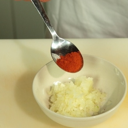 1. Этап. Баранина тушеная в соусе: Тем временем в мисочке смешиваем измельченный лук и паприку.