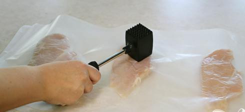 1. Этап. Куриные грудки с пастой и сливочным соусом: 1. Поместить курицу между слоями вощеной бумаги и отбить молотком для мяса.