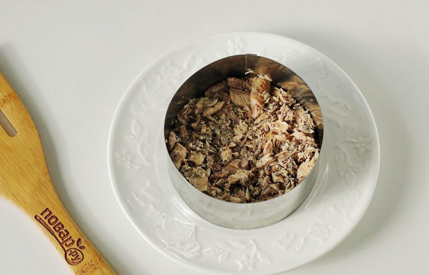 1. Этап. Салат Мимоза с грибами: Салат выкладывайте на тарелку слоями. Соль добавляйте по своему вкусу. Первым слоем выложите рыбу.