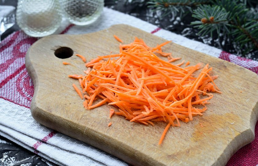 1. Этап. Капуста на зиму в банках: Смешайте в миске капусту и морковку.