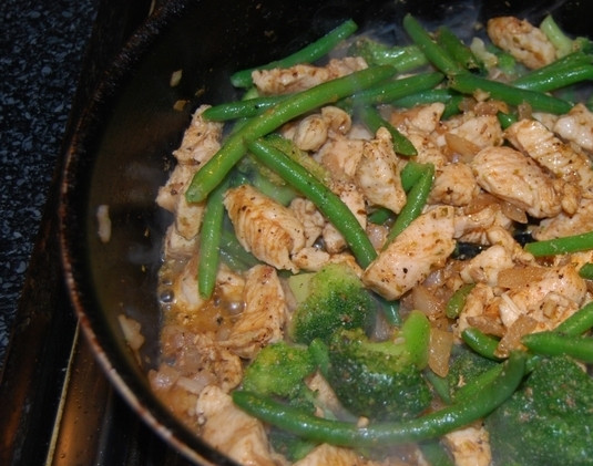 1. Этап. Куриная грудка с брокколи в сливочном соусе: Теперь добавьте подготовленную зеленую стручковую фасоль и брокколи, которую заранее следует разобрать на небольшие соцветия. Если у вас овощи замороженные, вы можете их положить в сковородку, не размораживая.