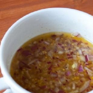 1. Этап. Салат из свеклы, козьего сыра и рукколы: 4. Лук почистить и очень мелко порубить. Положить нарезанный лук в отдельную миску. Положить туда же уксус и масло, горчицу и сахар, соль и перец. Все хорошо перемешать вилкой. Пусть заправка настоится в течение 15 минут. Теперь укладываем наш салат. На тарелку кладем рукколу. Перемешиваем сыр со свеклой и выкладываем сверху. Теперь осталось залить салат заправкой и обсыпать фисташками.