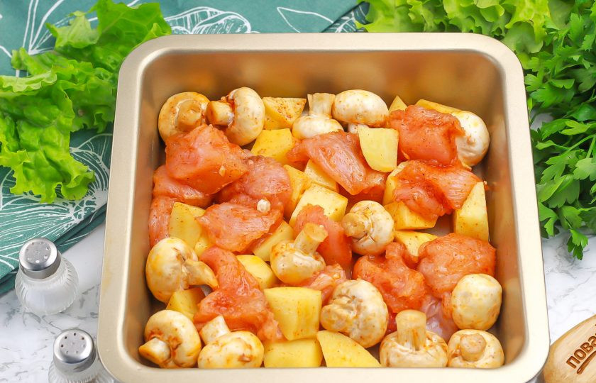 1. Этап. Индейка с картошкой и шампиньонами в духовке: Выложите все в форму и накройте форму фольгой. Отправьте в разогретую духовку на средний ярус. Запеките при температуре 200 градусов примерно 25 минут.