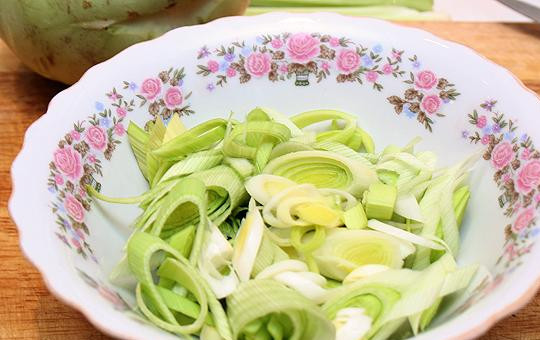 1. Этап. Франкфуртский овощной суп: Тонкими колечками нарезаем лук-порей.