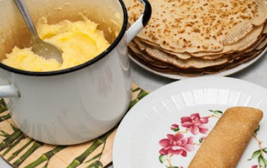 1. Этап. Блины с пюре: И красиво заворачиваем.