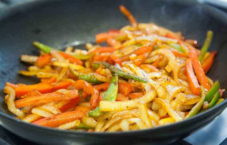 1. Этап. Рагу из индейки с грибами: 1. Очищаю лук, перец и чеснок, нарезаю тонкой соломкой. Сковороду разогреваю с оливковым маслом, выкладываю лук, перец и обжариваю до мягкости. Отправляю на сковороду чеснок и паприку, готовлю еще 30-60 секунд. Перекладываю содержимое сковороды в тарелку.