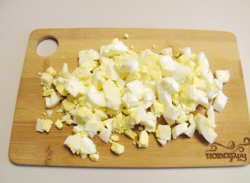 1. Этап. Салат с картошкой и сыром: Теперь и яйца нарезаем кубиками.