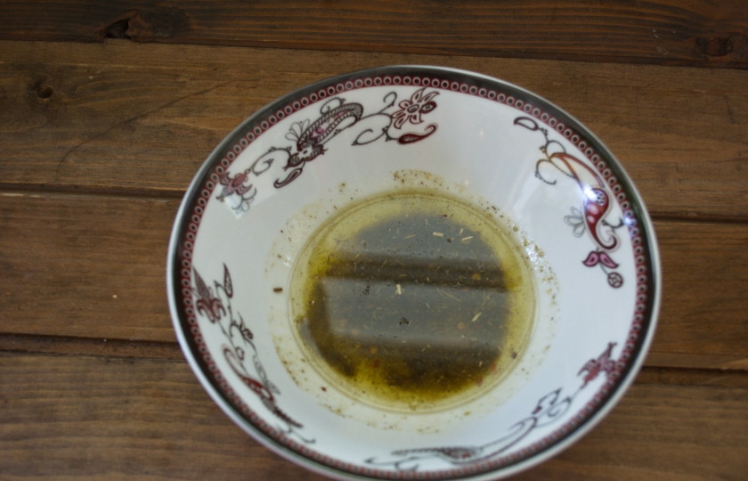 1. Этап. Маринад для свинины в духовке: Влейте соевый соус и добавьте растительное масло.