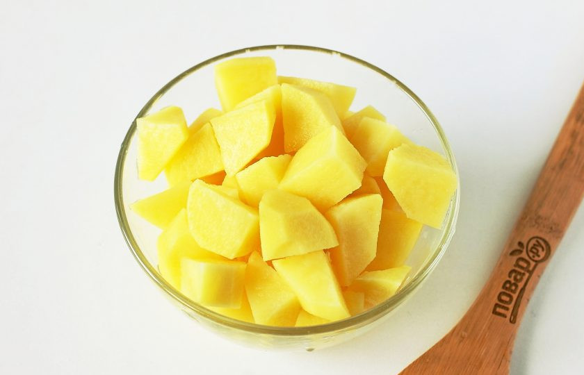 1. Этап. Баранина тушеная с квашеной капустой: Тем временем нарежьте картофель кубиками.