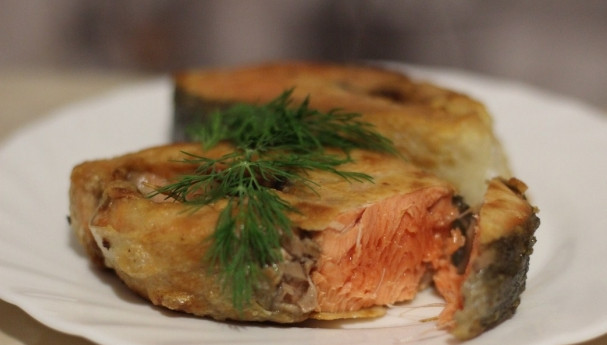 1. Этап. Стейк из нерки: 5. Готовую рыбку аккуратно перекладываем на тарелку, подаем её со свежей зеленью (можно брать укроп или петрушку).