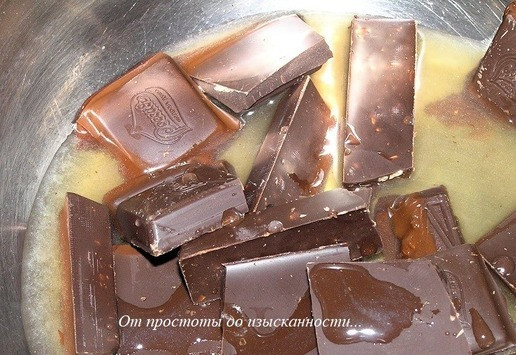 1. Этап. Клюква в шоколаде: В кастрюльку налейте сироп, поставьте на маленький огонь (или на водяную баню), добавьте поломанный на кусочки шоколад.