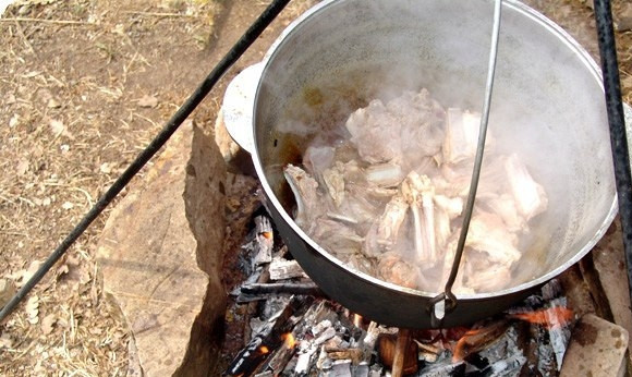 1. Этап. Шурпа из свинины на костре: В казане обжарить мясо, налить воду, положить приправы и варить час на медленном огне.
