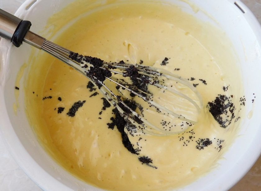 1. Этап. Торт для свекрови: Затем добавьте в тесто набухший мак. Все хорошо перемешайте до равномерного состояния.