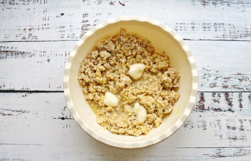 1. Этап. Овсяное печенье Анне Вески: Масло растопите и добавьте в миску. Перемешайте все до мягкого теста.