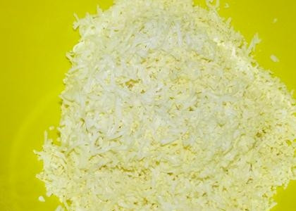 1. Этап. Салат из кальмаров и лука: 5. Отварите яйца. Избавьте их от скорлупы. Натрите на мелкой терке.