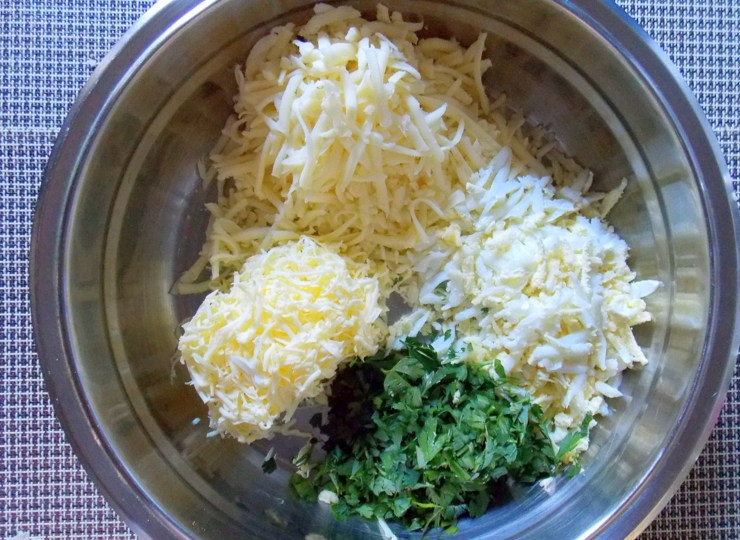 1. Этап. Грузинский пирог Бринджула: В отдельную миску натрите яйца, сулугуни, замороженное масло. Нарежьте зелень. Перемешайте.