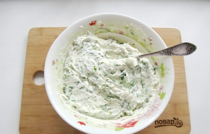 1. Этап. Творожная запеканка со шпинатом: Перемешайте творожную массу со шпинатом.