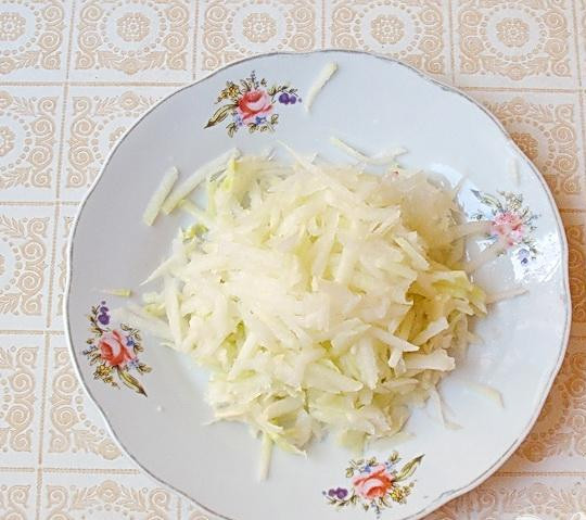 1. Этап. Салат из капусты с курицей и редисом: 5. От кожуры очищаем кольраби, и нарезаем тоненькой соломкой (можно натереть на крупную терку).