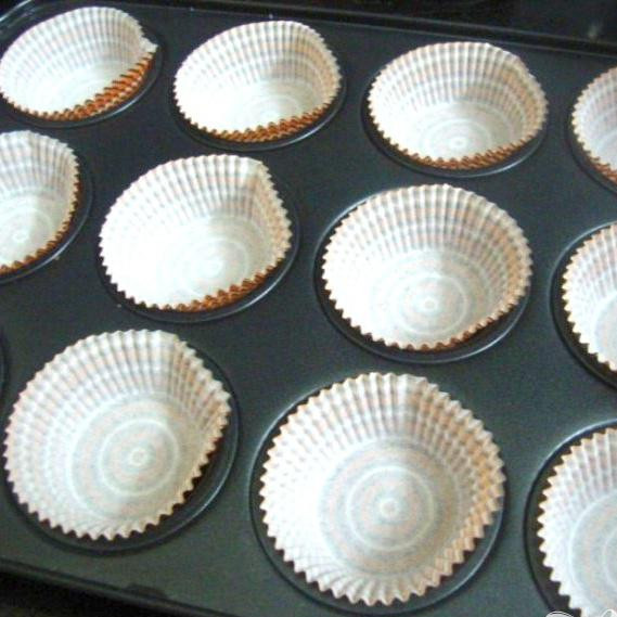 1. Этап. Банановые кексы в микроволновке: Уложите подкладки в форму.