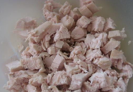 1. Этап. Салат с вареной куриной грудкой: Отварную грудку режем мелкими кубиками.